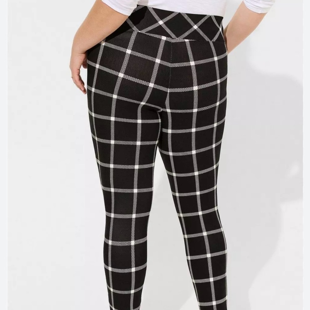 Torrid Black and White Jane Plaid Pocket Pixie Skinny High Rise Pant. NWT.